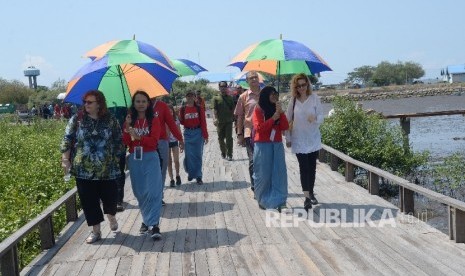  Perwakilan kedutaan asing mengunjungi tempat wisata tanaman bakau di Kota Probolinggo, Jawa Timur, Ahad (28/8).  (Republika/Yasin Habibi)