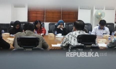 Perwakilan keluarga WNI korban penculikan kelompok Abu Sayyaf di Filipina mendatangi Direktorat Jenderal Perlindungan Warga Negara Indonesia dan Badan Hukum Indonesia (PWNI-BHI) di Jakarta, Senin (1/8).