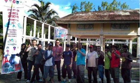 Perwakilan Kemenpora dan sejumlah pemuda Kabupaten Teluk Wondama Papua menyiapkan kegiatan Gowes Pesona Nusantara di Teluk Wondama yang akan berlangsung Sabtu (10/6).