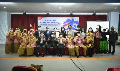 Perwakilan Kementerian Pendidikan Korea Selatan didampingi Kementerian Pendidikan Kebudayaan Riset, dan Teknologi (Kemendikbudristek) RI mengunjungi  Sekolah Menengah Pertama Islam Terpadu (SMPIT) Ummul Quro Beji, Depok, Selasa (9/8/2022).