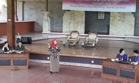 Perwakilan Komisi Nasional Antikekerasan Terhadap Perempuan, Masrurah memberikan sambutan dalam momen Hari Perempuan Internasional 2018 di Denpasar, Bali, Kamis (8/3).