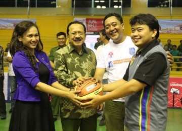 Perwakilan Mahaka Media, Riska Natalia (kiri), memberikan bola kepada perwakilan peserta Ibbamnas 2012 dengan disaksikan Gubernur DKI Fauzi Bowo dan Ketua Panitia Ibbamnas 2012 Erly Bahtiar (kanan).