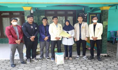 Perwakilan mahasiswa Yogyakarta, Jumat (1/3/2024), melakukan kunjungan ke tempat keluarga anggota Perlindungan Masyarakat (Linmas) yang menjadi petugas keamanan dan ketertiban di Tempat Pemungutan Suara (TPS) 03 di Sumbersari, Moyudan, Sleman, Daerah Istimewa Yogyakarta (DIY) yang meninggal dunia usai Pemilu 2024.