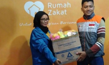 Perwakilan Mapala UBSI Pontianak menyerahkan donasi ke Rumah Zakat sebelum pelaksanaan ekpedisi.