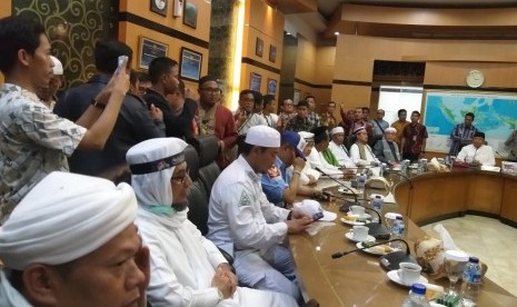 Perwakilan massa Aksi Bela Tauhid II diterima Menteri Koordinator Bidang Politik, Hukum dan Keamanan (Menko Polhukam) Wiranto di Kantor Kemenko Polhukam, Jakarta Pusat, Jumat (2/11). 