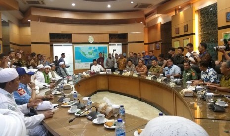 Perwakilan massa Aksi Bela Tauhid II diterima Menteri Koordinator Bidang Politik, Hukum dan Keamanan (Menko Polhukam) Wiranto di Kantor Kemenko Polhukam, Jakarta Pusat, Jumat (2/11). 