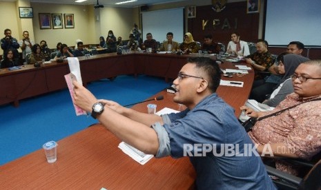  Perwakilan orang tua korban yang diduga vaksin palsu memberikan keterangan kepada Pimpinan Komisi Perlindungan Anak Indonesia saat memberikan surat pelaporan di Kantor KPAI, Jakarta, Kamis (21/7). (Republika/ Raisan Al Farisi)