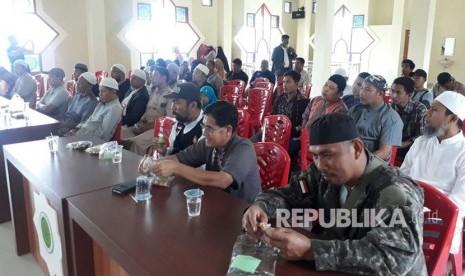 Perwakilan ormas Islam dan tokoh adat menggelar musyawarah akbar di Bukittinggi, Sumatra Barat, Ahad (25/3). Pertemuan tersebut membahas upaya dialog dengan IAIN Bukittinggi terkait aturan cadar. 