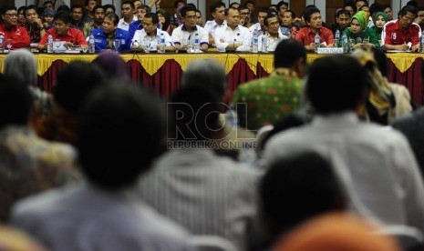  Perwakilan partai politik menghadiri Rapat Pleno Terbuka di Kantor KPU, Jakarta, Rabu (23/10).    (Republika/ Tahta Aidilla)