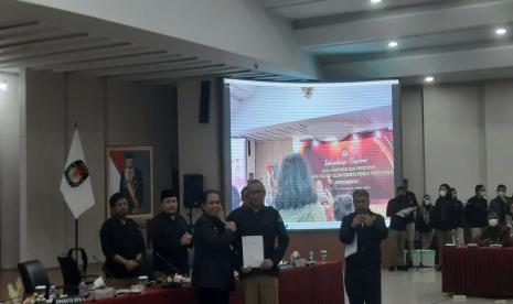 Perwakilan Partai Ummat, Nazaruddin, menandatangani surat keberatan atas rekapitulasi hasil verifikasi faktual partai politik calon peserta Pemilu 2024 saat rapat pleno di kantor KPU RI, Jakarta, Rabu (14/12). Partai Ummat merupakan satu-satunya partai yang dinyatakan tidak memenuhi syarat (TMS) verifikasi faktual. 