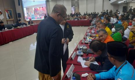 Perwakilan Partai Ummat, Nazaruddin, menandatangani surat keberatan atas rekapitulasi hasil verifikasi faktual partai politik calon peserta Pemilu 2024 saat rapat pleno di kantor KPU RI, Jakarta, Rabu (14/12). Partai Ummat merupakan satu-satunya partai yang dinyatakan tidak memenuhi syarat (TMS) verifikasi faktual. 