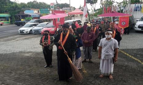 Perwakilan pelaku budaya dan kesenian Kabupaten Semarang mengawali prosesi resik latar, di halaman Posko Pemenangan paslon Bupati Ngebas, di Kecamatan Tuntang, Kabupaten Semarang, Ahad (22/11). Mereka juga menyerahkan kado ulang tahun berupa tanda tangan dukungan pada kain sepanjang 450 meter.