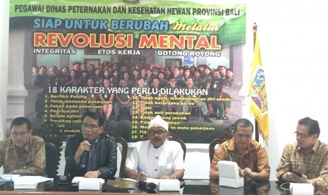 Perwakilan pemerintah, peternak, dan pedagang ayam, berkumpul bersama di Bali.