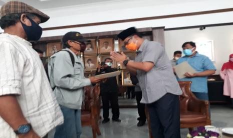 Perwakilan penarik becak dan kusir delman di Kota Sukabumi mendapatkan bantuan sosial jelang puasa dari Wali Kota Sukabumi, Achmad Fahmi, Ahad (11/4)