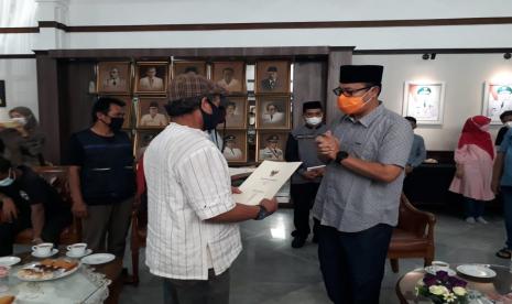 Perwakilan penarik becak dan kusir delman di Kota Sukabumi mendapatkan bantuan sosial jelang puasa dari Wali Kota Sukabumi, Achmad Fahmi, Ahad (11/4). Wali Kota Sukabumi ingatkan shalat Tarawih digelar dengan jalankan prokes