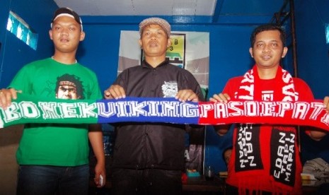 Perwakilan pendukung kesebelasan Persebaya, Bonek, Persib Viking dan Persis Solo Pasoepati, membentangkan syal bersama saat kesepakatan damai