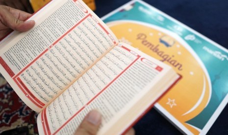 Turunnya Rahmat dan Sakinah Saat Membaca dan Mengajarkan Alquran. Foto: Perwakilan pesantren Al Huda membaca Alquran usai menerima bantuan di Masjid Baiturrahim, Kota Gorontalo, Gorontalo, Jumat (24/5/2019).