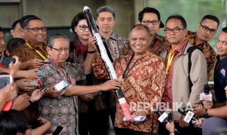  Perwakilan Profesor Bambang Widodo Umar (kiri) secara simbolis memberikan pensil raksasa kepada Ketua KPK Agus Rahardjo (kanan) usai melakukan diskusi tertutup di gedung KPK, Jakarta, Jumat (19/2). (Republika/Wihdan)