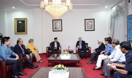 Perwakilan The Federation Russian and CIS, Alexsei Deriabin, mempresentasikan keinginannya berinvestasi untuk membangun kilang minyak di kawasan Global Hub, Bandar Kayangan, Lombok, kepada Gubernur NTB TGH Muhammad Zainul Majdi.