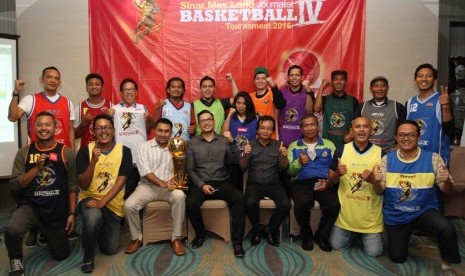 Perwakilan tim peserta Sinar Mas Land Journalist Basketball Torunament (SMLJBT) 2016 berfoto bersama Head of Corporate Communication Sinar Mas Land, Panji Himawan (duduk kedua dari kiri).