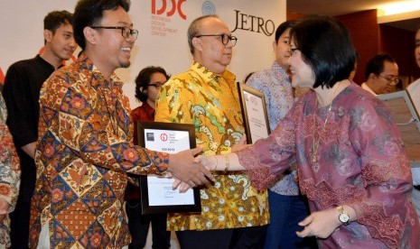 Perwakilan Toyota saat menerima penghargaan Good Design Indonesia 2018