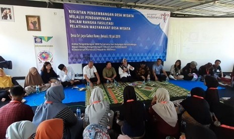 Perwakilan UBSI memberikan pembekalan kepada peserta pelatihan desa wisata di Desa Srijaya, Bekasi.