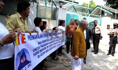 Perwakilan umat Budha melakukan aksi damai pengungsi Rohingya didepan kantor kedutaan Myanmar, Jakarta,Senin (25/5). 