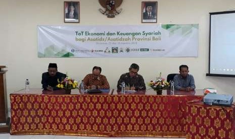 Perwakilan ustaz dan ustazah seluruh kabupaten kota di Bali mengikuti pelatihan ekonomi dan keuangan syariah di Balai Latihan Masyarakat (BLM) Kota Denpasar, Sabtu (25/8).