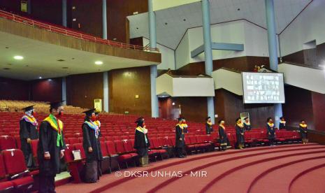 Perwakilan wisudawan dari setiap fakultas dan jenjang pendidikan hadir secara fisik mewakili prosesi wisuda di Baruga AP Pettarani, Kampus Unhas, Tamalanrea, Rabu (2/9)