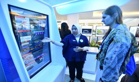 Perwira Pertamina Integrated Shipping paparkan program konservasi kelautan ke pengunjung World Water Forum ke-10, yang tengah digelar di Bali. Pertamina Group memiliki berbagai upaya pelestarian alam, termasuk konservasi air, sebagai wujud komitmen perusahaan berkelanjutan.