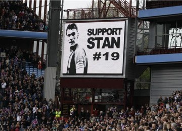 Pesan dukungan kepada kapten Aston Villa, Stiliyan Petro, disuarakan fans pada menit 19 saat laga lawan Chelsea di Stadion Villa Park, Birmingham, Sabtu (31/3).