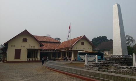 Pesanggrahan Muntok. Di bangunan ini Sukarno dan Mohammad Hatta serta sejumlah tokoh lainnya tinggal selama masa pengasingan oleh Belanda di Kota Muntok, Kabupaten Bangka Barat, Provinsi Bangka Belitung. 