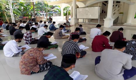 Pesantren El Bayan Desa Padangsari Kecamatan Majenang Kabupaten Cilacap, menerapkan protokol.kesehatan secara ketat. Hal ini ditempuh pengelola pesantren agar tidak terulang lagi kejadian ratusan santri terpapar Covid 19. 