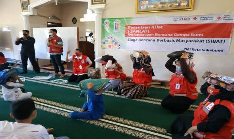 Pesantren kilat dengan tema kesiapsiagaan bencana oleh PMI Kota Sukabumi di Masjid Jami Nurul Hidayah Kecamatan Baros Kota Sukabumi pada Sabtu (24/4)