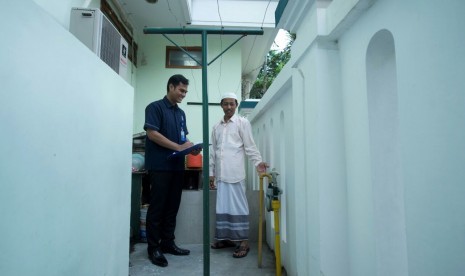 Pesantren menggunakan gas bumi untuk memasak.