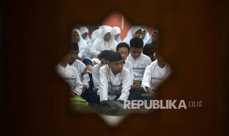 Pesantren Ramadhan, Membentuk Disiplin Ibadah dan Berakhlakul Karimah.  Siswa-Siswi SMPN 321 DKI Jakarta mengikuti Pesantren Ramadhan di Jakarta Islamic Center (JIC), Jakarta, Selasa (13/6). Kegiatan yang dilakukan pada bulanRamadhan tersebut bertujuan untuk membentuk pribadi yang disiplin dalam beribadah dan berakhlakul karimah agar masa muda lebih bermakna. Kegiatan Pesantren Ramadhan antara lain praktek sholat, tata cara berwudhu, tadarus Al-Quran, Sejarah Islam, Kajian Hadist, dan materi akhlakul karimah. 