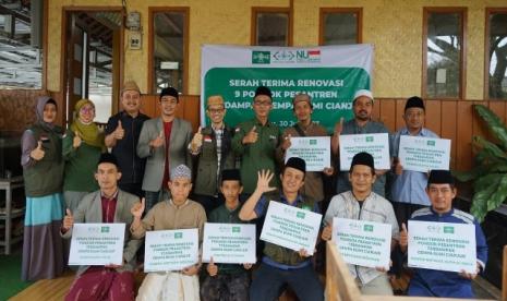 LAZISNU PBNU menyerahkan bantuan renovasi pondok pesantren di Cianjur 