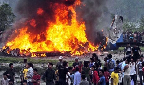  Pesawat Air Sita jatuh terbakar dekat Katmandu, Nepal, Jumat (28/9). (AP Photo)