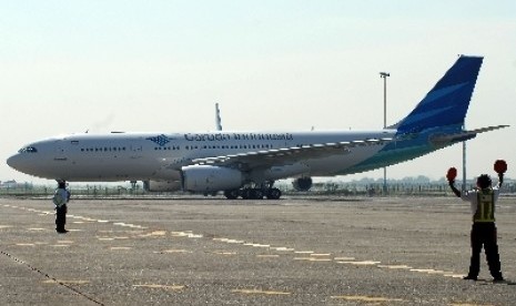 Pesawat Airbus 330-200 baru milik Garuda saat tiba di Hangar Garuda Maintence Facility-Aero Asia, Bandara Soekarno Hatta, Tangerang.