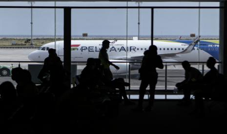 Pesawat Airbus A320-200 maskapai Pelita Air parkir di Bandara I Gusti Ngurah Rai, Badung, Bali, Kamis (28/4/2022).  PT Pelita Air Service memastikan proses penambahan pesawat terus dilakukan. Direktur Utama Pelita Air Dendy Kurniawan menargetkan, pada tahun ini bisa mengoperasikan 18 pesawat.