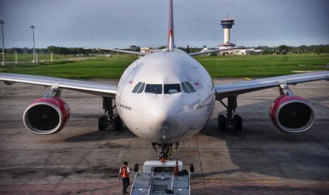 Pesawat Airbus-A330 bersiap melanjutkan penerbangannya di Bandara Kualanamu, Deli Serdang, Sumatera Utara, Ahad (29/8). Anak usaha PT Angkasa Pura (AP) II (Persero) yakni PT Angkasa Pura Aviasi saat ini dalam tahap mencari mitra strategis untuk menjadi rekan dalam mengelola Bandara Kualanamu.