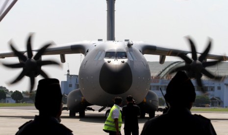 Pesawat AIRBUS A400M produk terbaru Airbus Military setibanya di Lanud Halim Perdana Kusuma, Jakarta, Rabu (18/4). Airbus Military A400M yang untuk pertama kalinya mendarat di tempat itu adalah pesawat angkut militer yang bisa memuat hingga 37 ton dalam ja