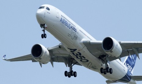 Pesawat Airbus terbaru A350 terbang di atas bandara Toulouse-Blagnac selama penerbangan perdananya di Perancis, Jumat (14/6).     (Reuters/Jean-Philippe Arles)