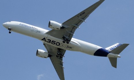 Pesawat Airbus terbaru A350 terbang di atas bandara Toulouse-Blagnac selama penerbangan perdananya di Perancis, Jumat (14/6).     (Reuters/Jean-Philippe Arles)