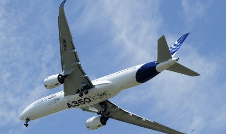 Pesawat Airbus terbaru A350 terbang di atas bandara Toulouse-Blagnac selama penerbangan perdananya di Perancis, Jumat (14/6).     (Reuters/Jean-Philippe Arles)