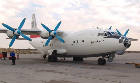 Pesawat Antonov An-12.