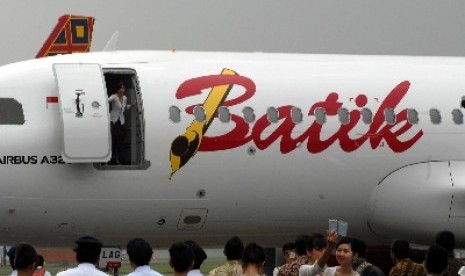   Pesawat baru Batik Air seri Airbus 320 tiba di terminal 1A, Bandar udara Soekarno-Hatta, Tangerang, Banten, Jumat (21/11).