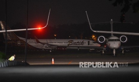 Pesawat Batik Air dengan nomor registrasi PK-LBS (belakang) dipindahkan oleh petugas di Bandara Halim Perdanakusuma, Jakarta, Senin (4/4) malam. 