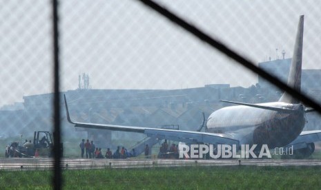 Petugas memeriksa pesawat Batik Air Malaysia yang gagal take off di Bandara Husein Sastranegara, Kota Bandung, Kamis (20/6).