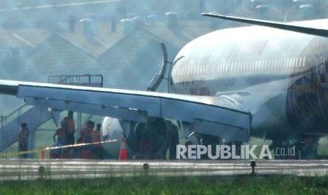 Petugas memeriksa pesawat Batik Air Malaysia yang gagal take off di Bandara Husein Sastranegara, Kota Bandung, Kamis (20/6).